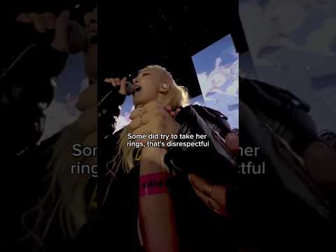 Y are yall trying to hold her hand shes not holding y'all' 😢 #blackpink #rosé #trending