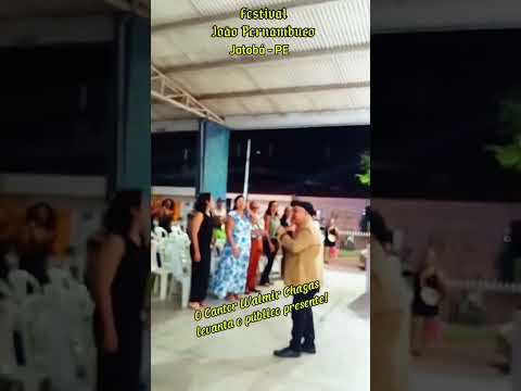 O cantor Walmir Chagas canta um frevo no Festival João Pernambuco em Jatobá PE #jatoba #festival