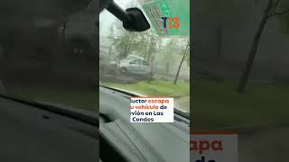 Conductor escapa en su vehículo de aluvión en Las Condes