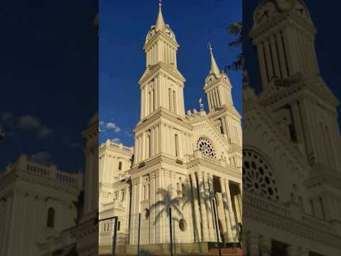 Catedral São João Batista em Rio do Sul, Santa Catarina. Arquitetura belíssima com torres altas. 😍