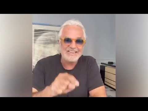 Flavio Briatore contra el alcalde de Arzachena: "En los demás clubes bailan sobre las mesas", Italia