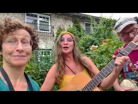 Miss Moonshine studying from fellow hillbilly Susanna how to tell men to Put a Lid On It - Banjoree