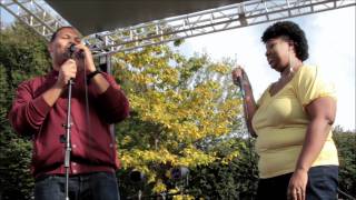 Eric Roberson - Dealing (duet w/ person from crowd)