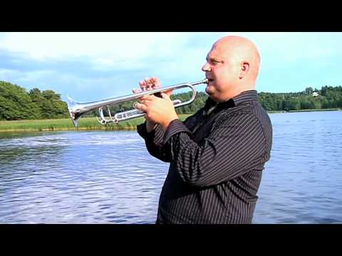 Magnus Johansson drar ett solo över en sjö i Finland. Diggiloo 2009