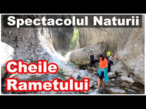 prin apa sau pe lanturi in Cheile Rametului