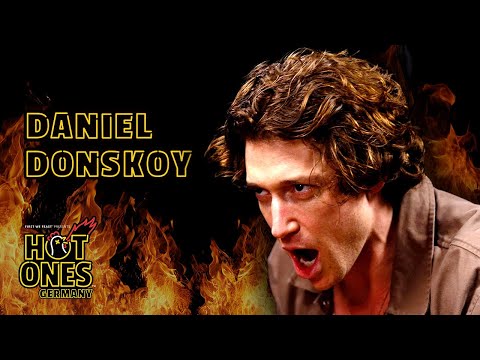 Alles brennt bei Daniel Donskoy 🔥🌶️ | Hot Ones Germany