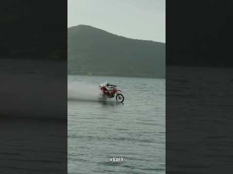 Может ли мотоцикл ехать по воде? 😱🏍️🌊#Мотоцикл #Эксперимент #Наука