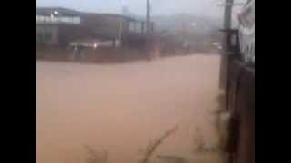 preview picture of video 'Enchente em Nova Aurora B. Roxo dia 11/12/2013. Mais uma vez o povo sofre com isso...'