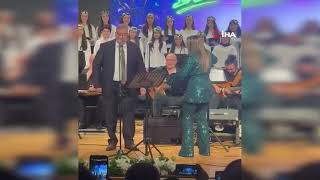 Sahnede öğrencileriyle şarkı söyleyen okul müdürü sosyal medyayı salla