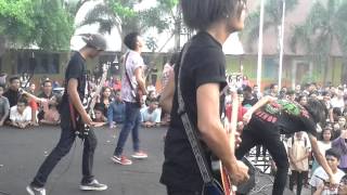 Download lagu Sekumpulan Orang Gila - Grenade live SMAN 5 Medan mp3