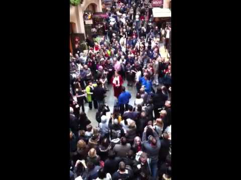"Spontaneous" performance of La Traviatta at SF Ferry Build