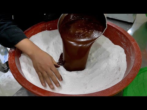 Full of chocolate! Making chocolate rice cake – Korean street food