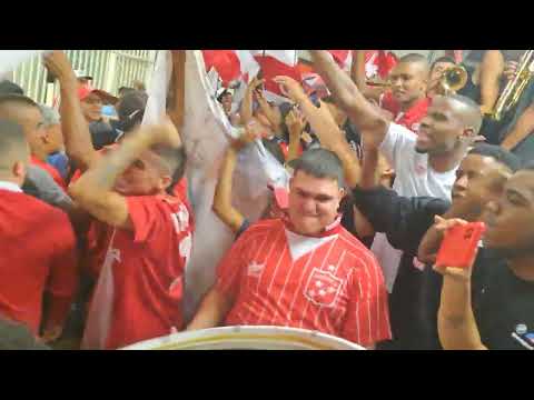 "Previa vs n4c1onal... Aguante Baron rojo Girardot " Barra: Baron Rojo Sur • Club: América de Cáli