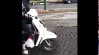 napoli-ruba-un-cassonetto-e-lo-porta-in-motorino