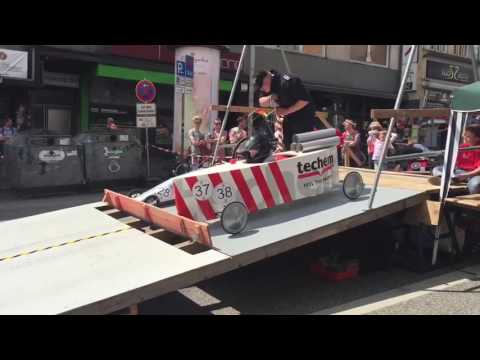 Kieler Woche 2016 Seifenkistenrennen mit dem Techem Racer und Flor beim Start