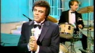 Johnny Mathis~Live~Tribute to Nat King Cole~ Cole Trio Medley &amp; Stardust