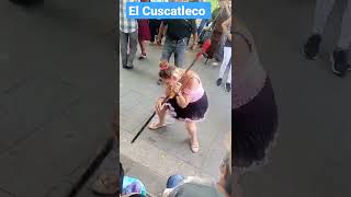 Yajaira moviendo el atol de elote