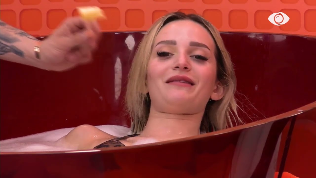 Gimbo i jep fruta Selin teksa banorja lahet në vaskë