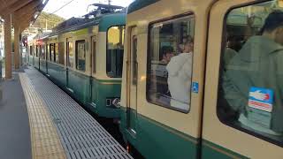 江ノ電2000形2003F+1000形1001F　藤沢行稲村ヶ崎駅到着