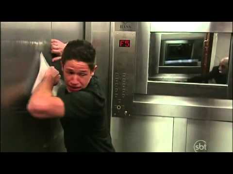 Pegadinha no Elevador - Caixão - Extremely Scary Corpse Elevator Prank in Brazil