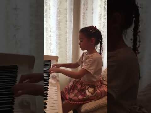 Агафья Корзун, 5 лет, Менуэт № 56, В.А. Моцарт