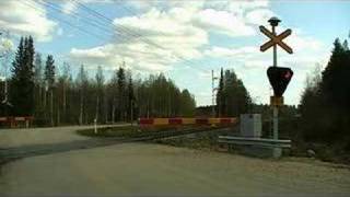 preview picture of video 'Express train 705 passes Uudenkyläntie level crossing'