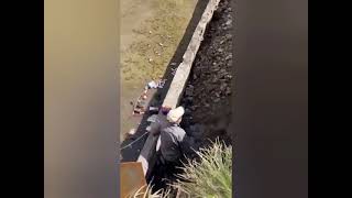 İskenderun'lu görme engelli bir vatandaş kaldırım üzerinde açık bırakılan inşaat