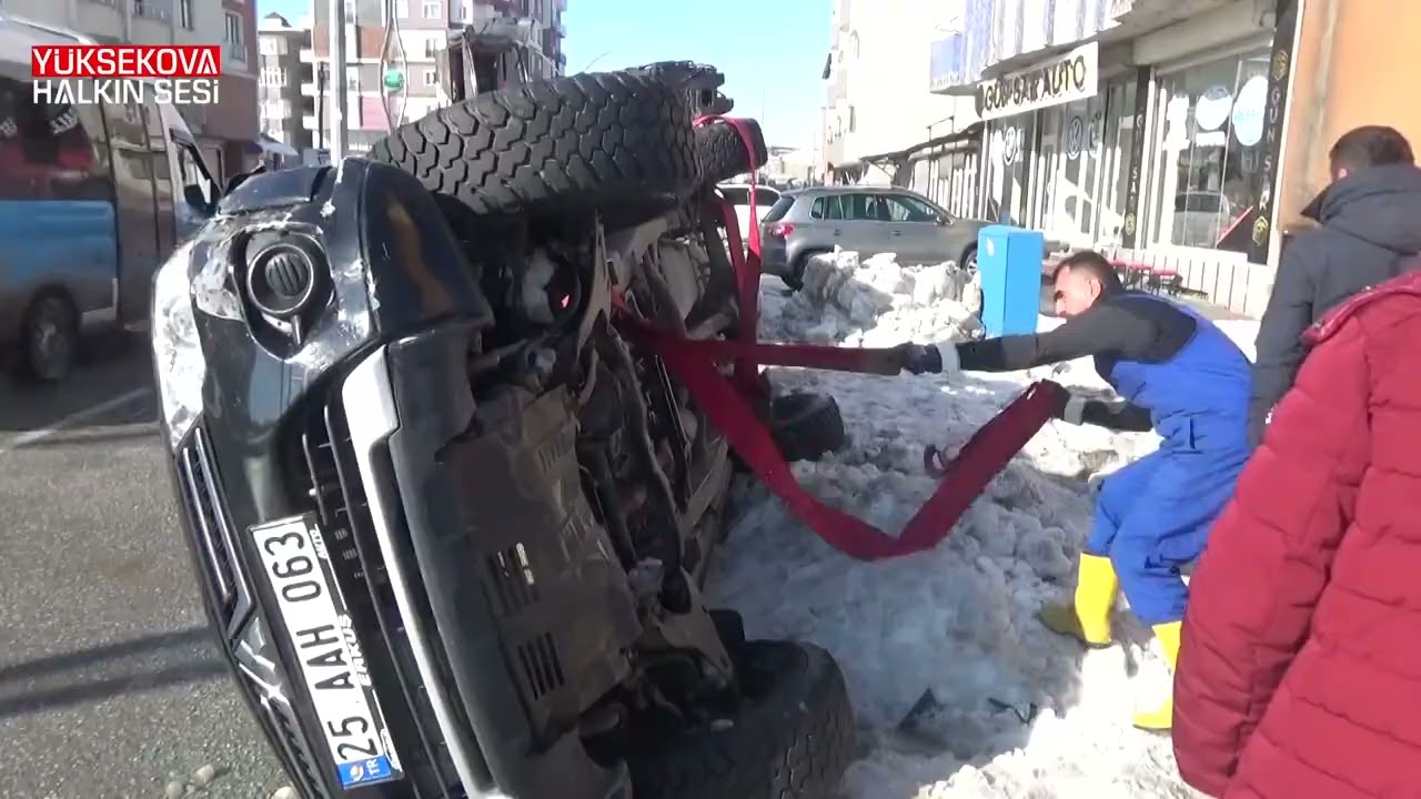 Yüksekova'da araç yan yattı: 3 yaralı