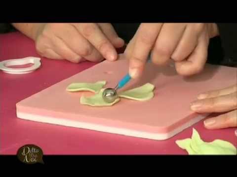 MANI DI LARA - Come modellare i FIORI in pasta di zucchero