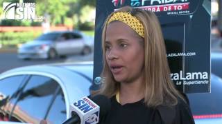 Madres que venden periódicos en semáforo para mantener a sus hijos