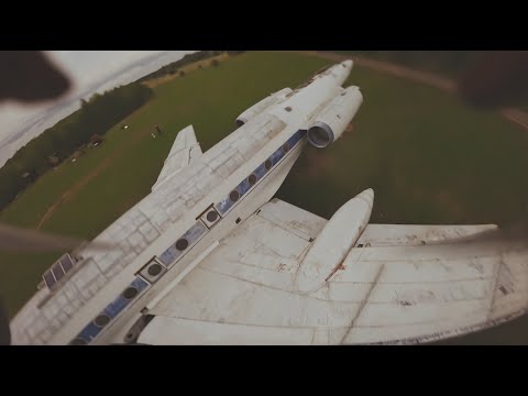 FPV Freestyle Around a Massive Plane – Tight Gaps & Low Passes