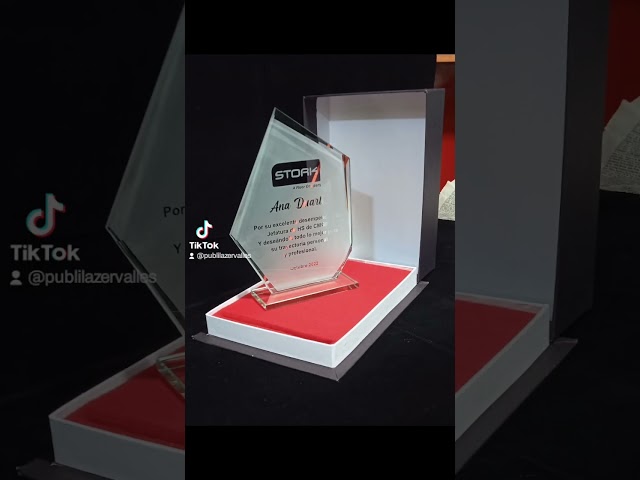 Vídeo relacionado con Trofeo de cristal grabado personalizado, placa de premio personalizada para reconocimiento de empleados, hitos corporativos, jubilación, despedida, regalos a granel disponibles