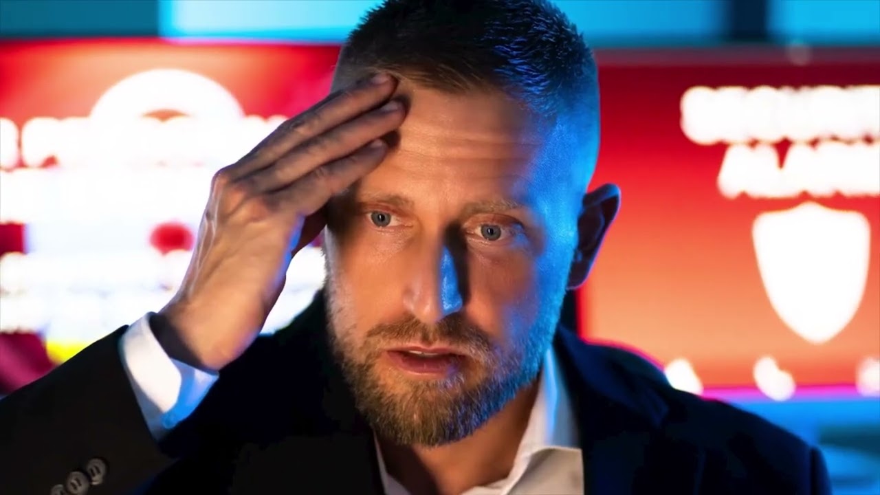 Een man wrijft over zijn hoofd, zijn blik zorgelijk.