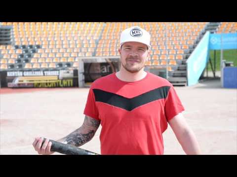 JUHA-PEKKA HAATAJA NÄYTTÄÄ NOSTONÄPYN MALLIA