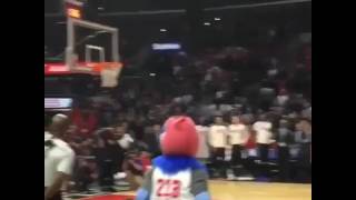 Floyd Mayweather dunks it down hard in Los angeles