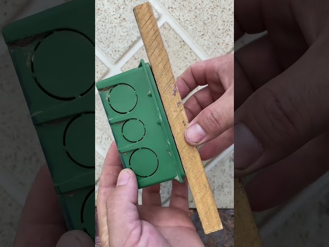 Vídeo relacionado con Caja empotrable negra, diseño compacto, fácil instalación, adecuada para mecanismos eléctricos y usos domésticos. Ideal para organización eléctrica.