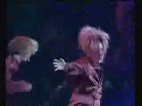 Hee Jun swinging his hips! *dies*