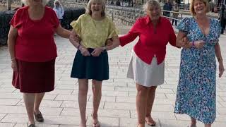 1972年の休暇中に撮影された友人4人 の写真、50年以上後に再現 英