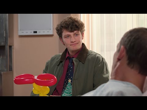 CB Finally Understands What Lainey Sees in Barry - Schooled