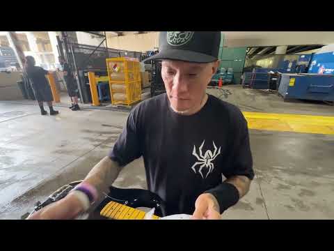 Matt Freeman - How to change Bass Strings w/ Warren Lee [Equipment]