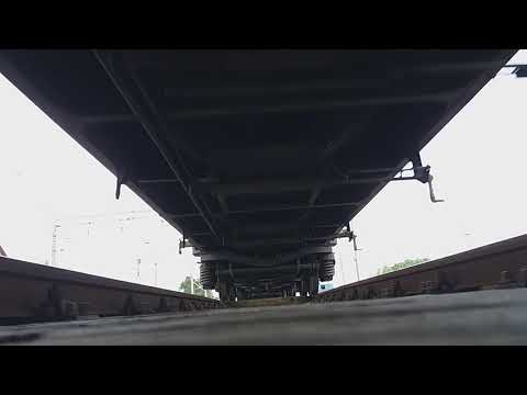 Sub trenul de marfă de dublă tracțiune la Timișoara.