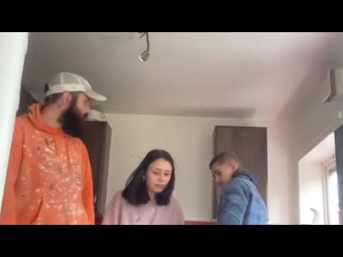 Girl's overzealous 'flung my shoulder' attempt leaves lads befuddled at 10:15 AM || WooGlobe