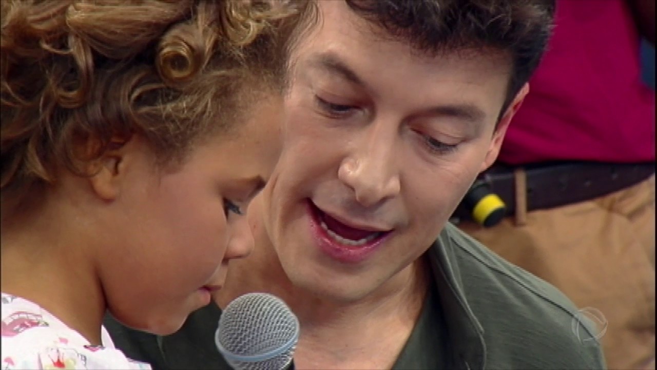 Rivânia, a menina que salvou os livros de enchente, realiza sonho de conhecer Xuxa