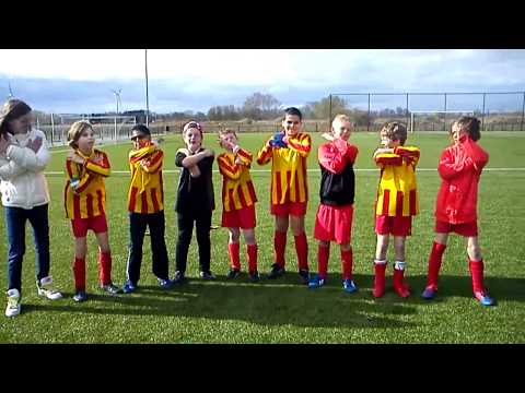 Focus'07 E6 doet de Macarena na gewonnen wedstrijd 4-1 tegen Bunnik'73 E3