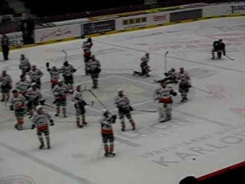 18.3.2010 - HC Most - vítězný rituál po postupu do semifinále play-off 2. hokejové ligy ČR