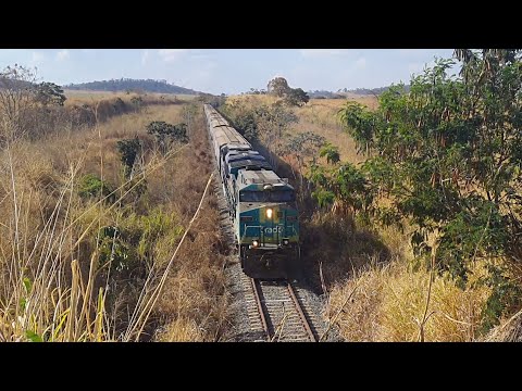Trem graneleiro carregado passando por baixo da GO-230 em Santa Isabel GO, Ferrovia Norte Sul