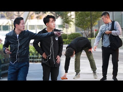 看到陌生人的錢包被別人撿走，中國路人竟然這麼做！