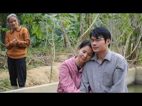 The old woman was very happy to witness the scene of Tu Diem and Toan being intimate with each other