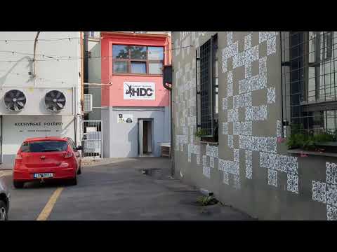 HDC - Praha 9, Kovářská 4 - vchod od autobusové zastávky Českomoravská