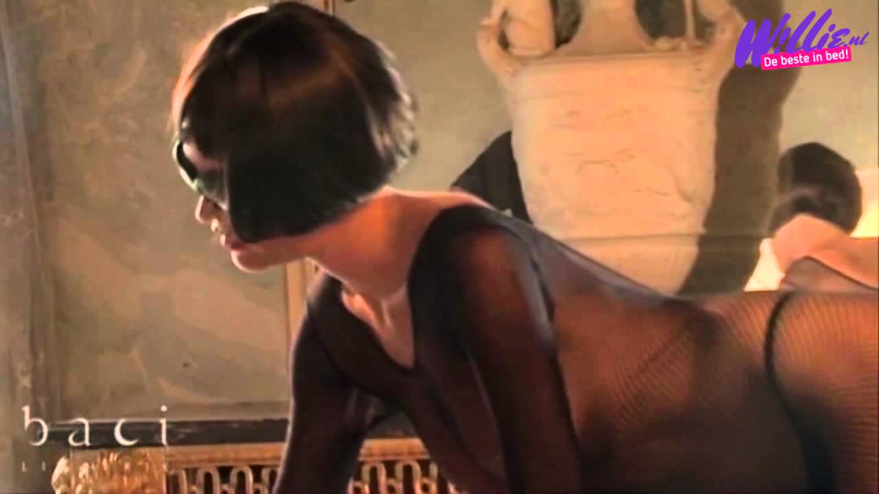 Zwarte net-bodystocking met open kruis bij Willie.nl